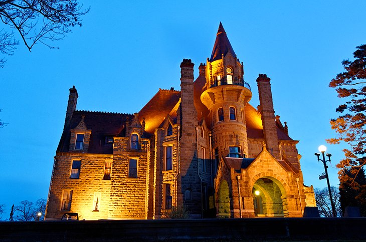 在晚上Craigdarroch城堡