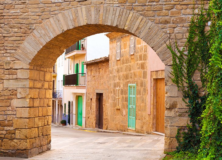 Alcúdia的中世纪城墙小镇(马略卡岛)