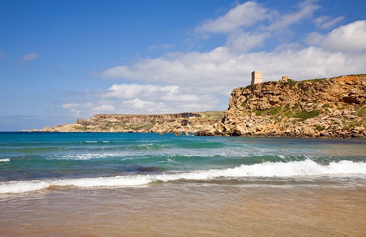 马耳他岛的Ghajn Tuffieha湾和Gnejna湾海滩