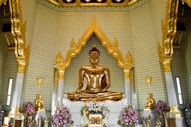 窟Traimit,寺庙的金色的佛像