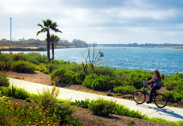 沿着圣地亚哥海岸骑自行车