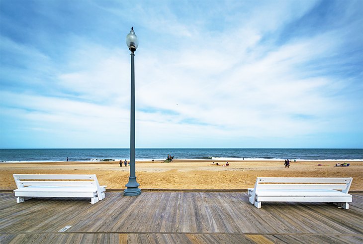 长椅上的木板路,宽阔的海滩