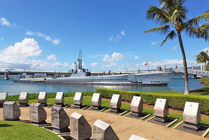 珍珠港的纪念碑和鲍芬号潜艇