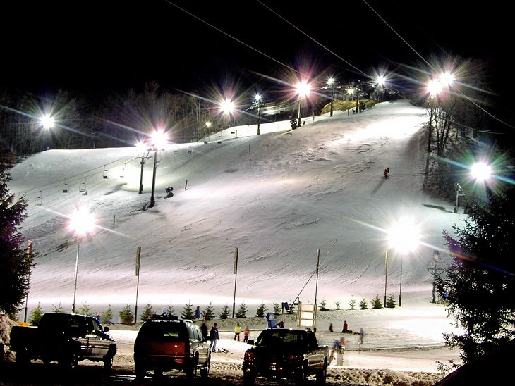 水晶山滑雪胜地在寒冷的冬夜