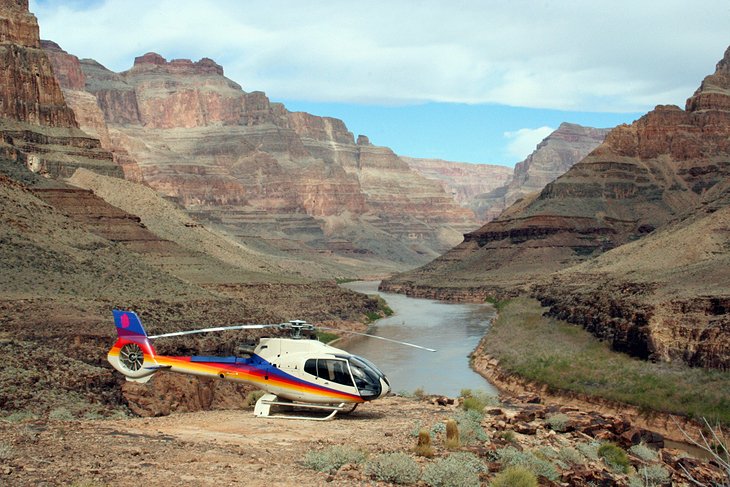 大峡谷的直升机