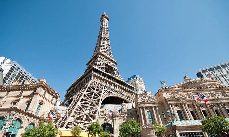 巴黎饭店和埃菲尔铁塔