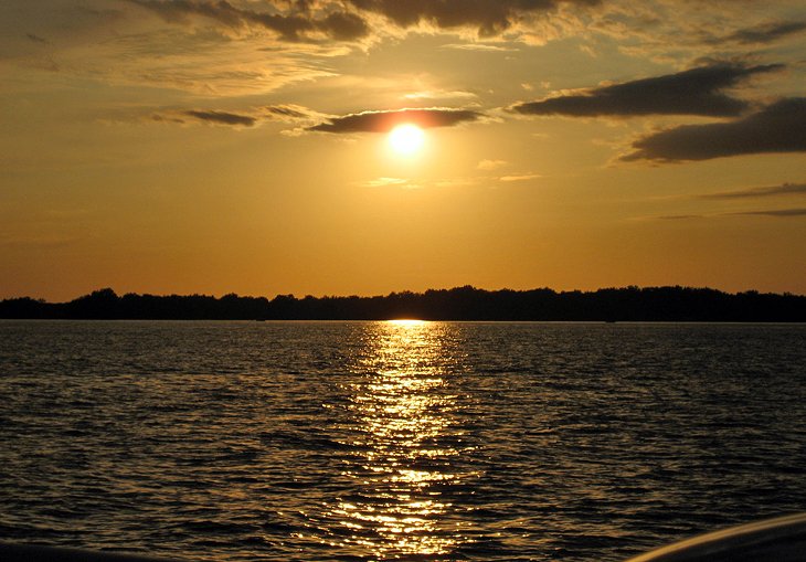 印度湖上钓鱼在日落时分