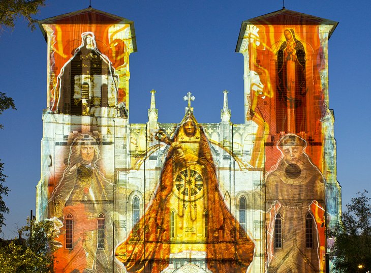 圣费尔南多大教堂上的Saga投影