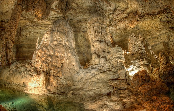 天然桥洞穴