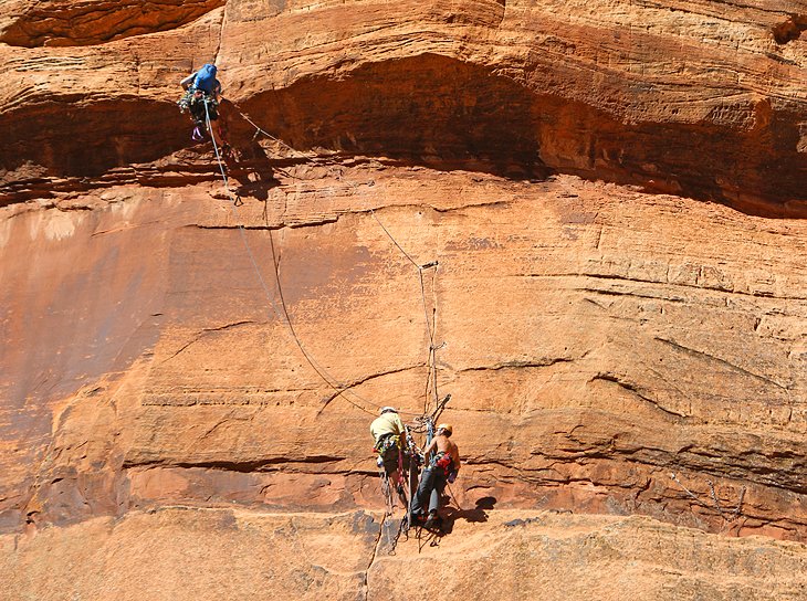 攀岩运动员在锡安峡谷