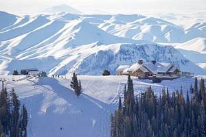 18 Best Ski Resorts in the USA, 2023
