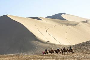 参观敦煌、嘉峪关:莫高窟,西方的中国的长城和骆驼徒步旅行