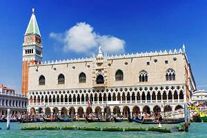 探索在威尼斯总督府的人数:游客的导游