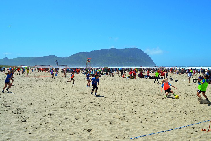 沙子在海边沙滩足球
