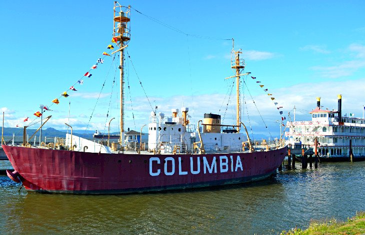 一艘船停靠在哥伦比亚河海事博物馆外