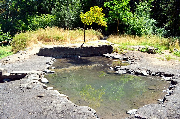 麦克雷蒂温泉的大泡水池