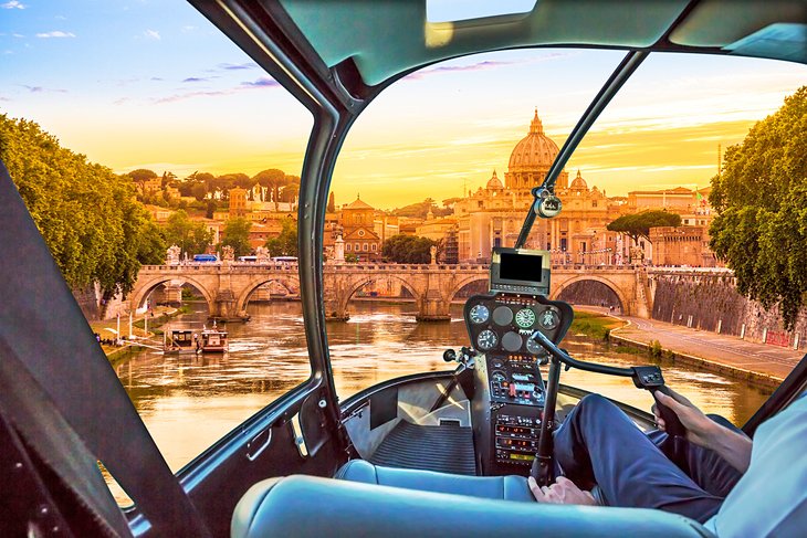圣彼得大教堂和罗马的台伯河从一架直升机