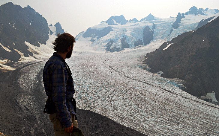 作者布拉德·莱恩，在蓝色冰川的侧冰碛处