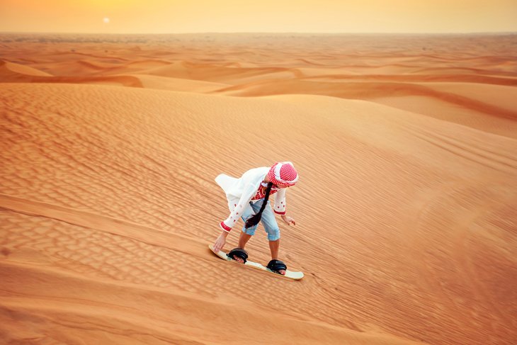 Sandboarding在沙漠中