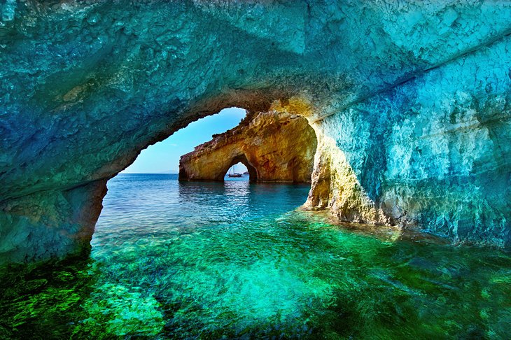 扎金索斯岛的蓝色的洞穴