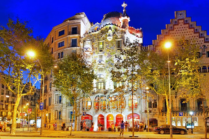 高迪的Casa Batlló在Eixample区
