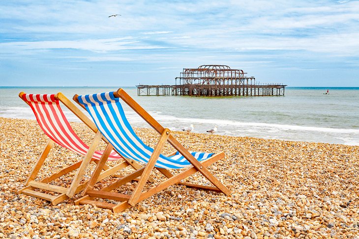 布莱顿海滩上的沙滩椅，背景是西码头