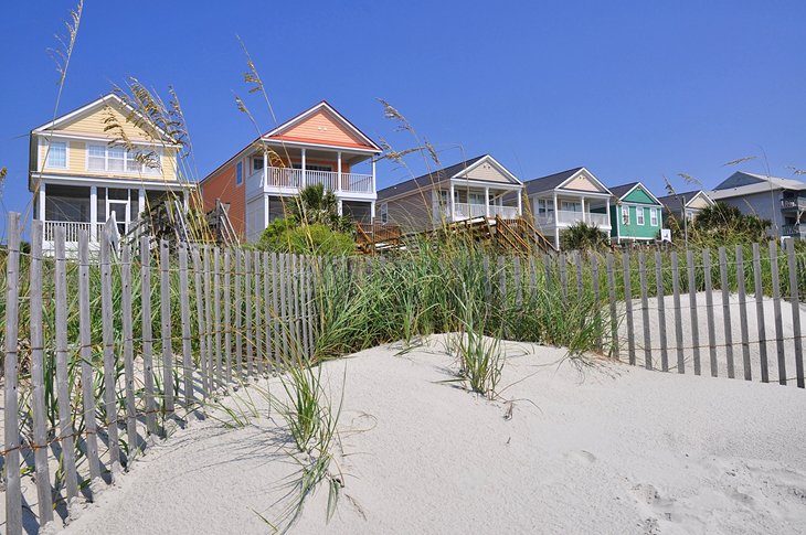 还为海边。色彩斑斓的海滩房子家庭海滩上