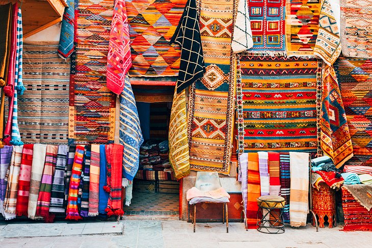 丰富多彩的地毯在麦地那露天市场购物