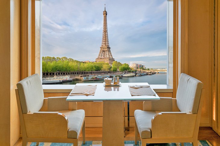 餐厅可以看到埃菲尔铁塔的美景