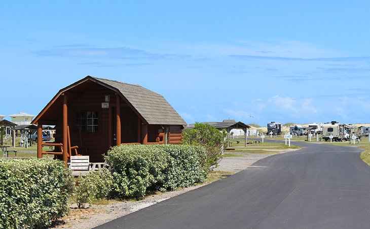 哈特拉斯角KOA度假村的小屋和露营地