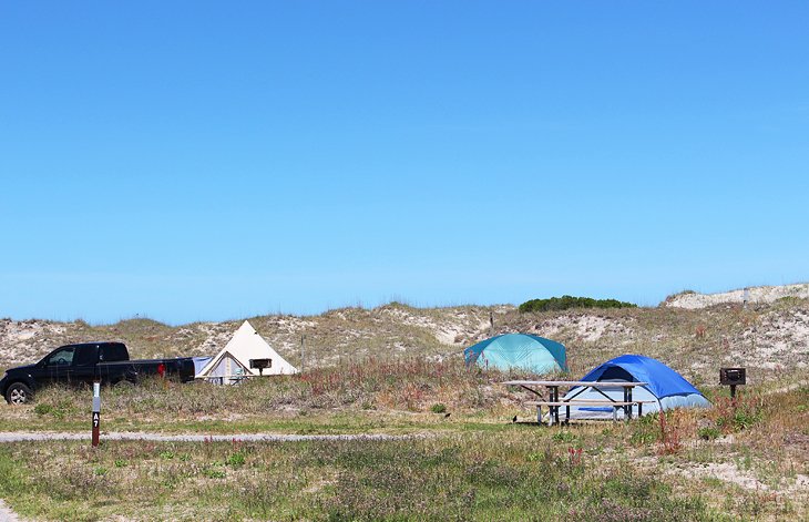 俄勒冈湾露营地沙丘边的帐篷
