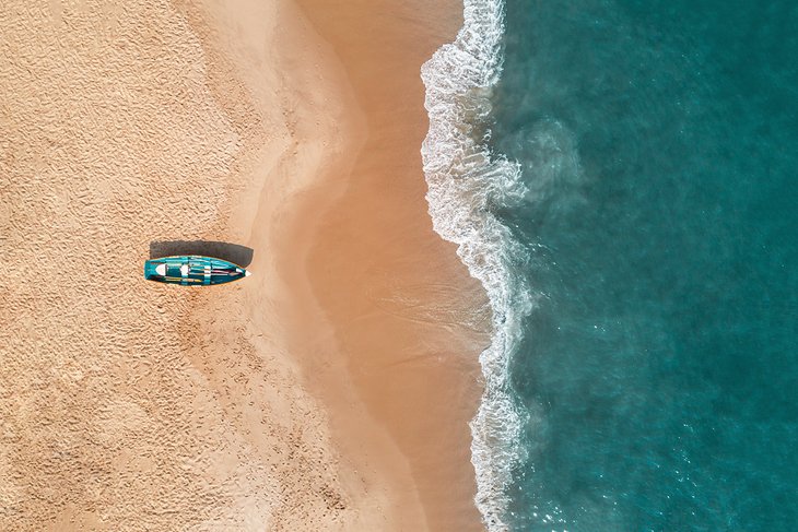 梅角海滩上的救生船鸟瞰图