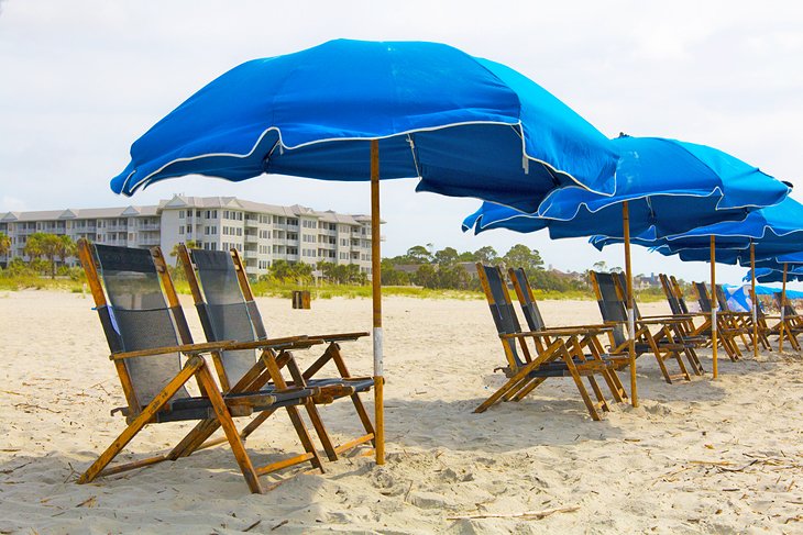 希尔顿黑德，科利尼海滩上的沙滩伞和沙滩椅