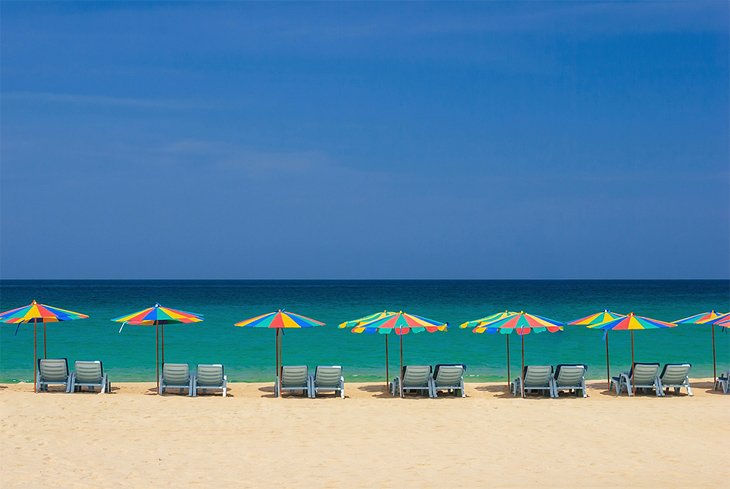 巴东海滩上的遮阳躺椅