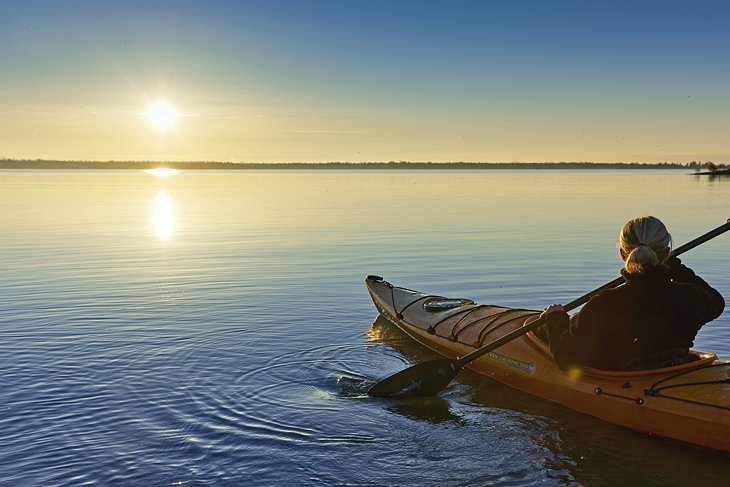贝利的海港皮划艇在日落时分