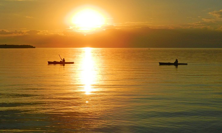 皮划艇在鲟鱼湾日落