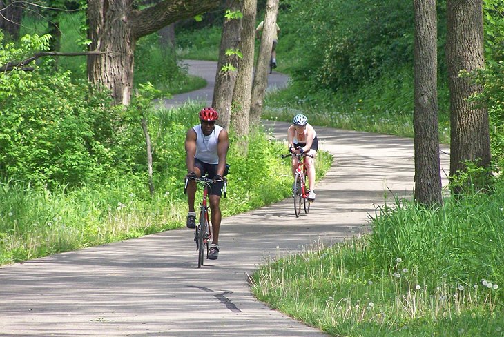 骑自行车的人在首都城市国家小径