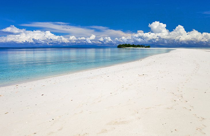 洁白细腻的沙滩Mataking岛上