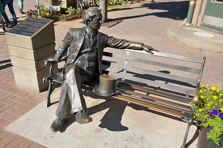 夏洛特敦约翰·a·麦克唐纳爵士的雕像