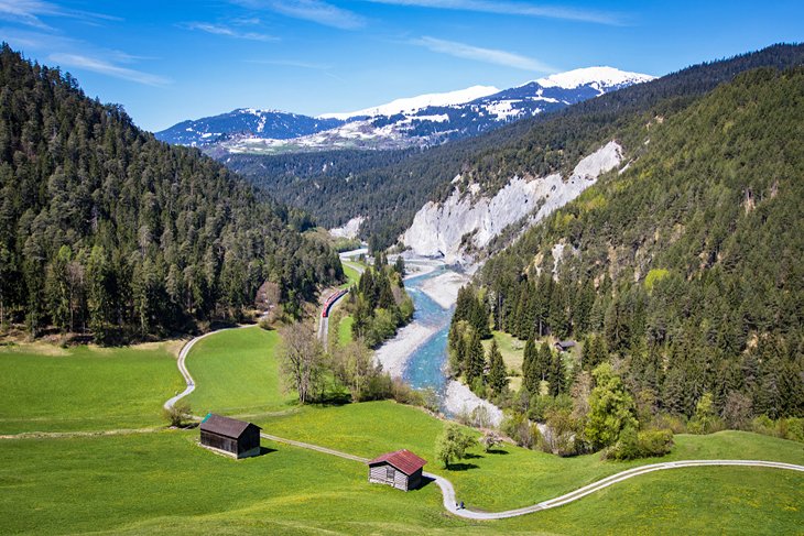 视图在Ruinaulta(瑞士大峡谷)