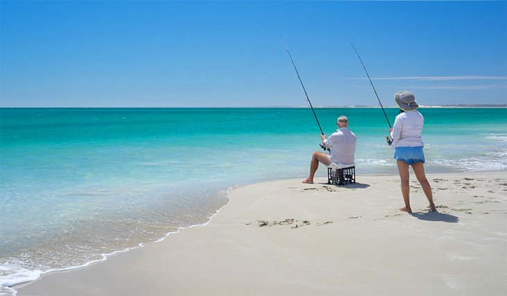 一对夫妇在西澳大利亚的海滩上钓鱼