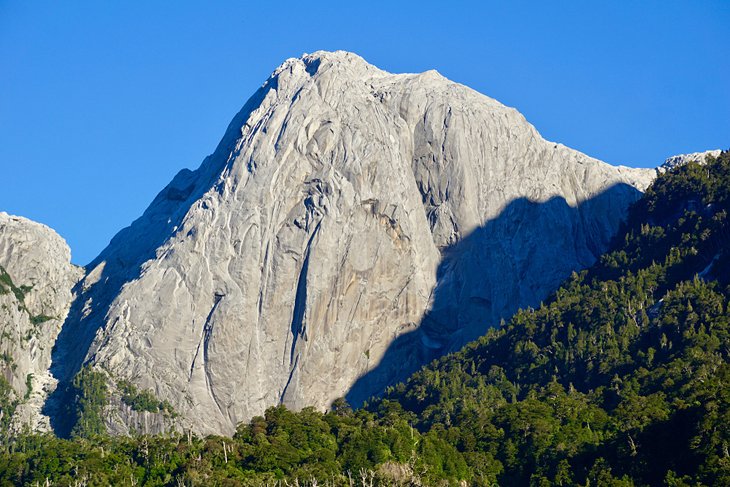 巨大的Cochamo山谷的岩石表面