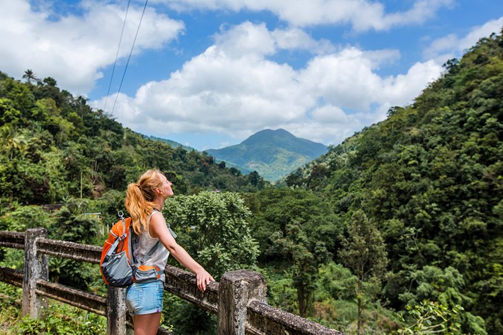 一位徒步旅行者正在享受牙买加蓝山的美景