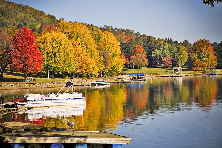 秋天在深溪湖,马里兰州的奥克兰