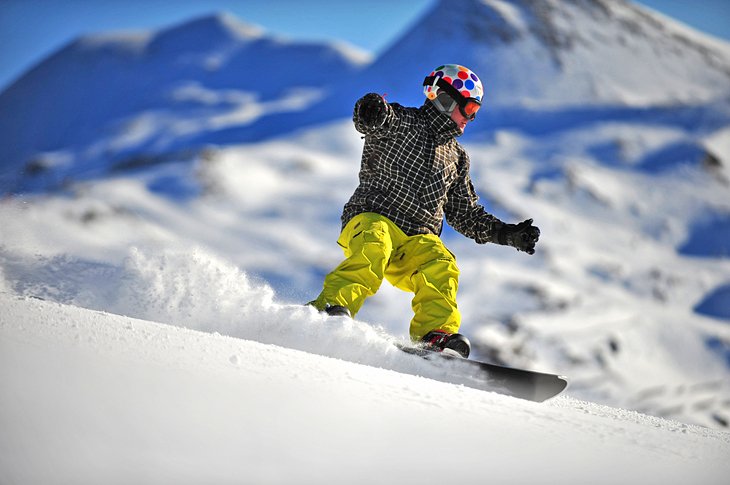 在奥地利，滑雪者在新鲜的雪上滑雪