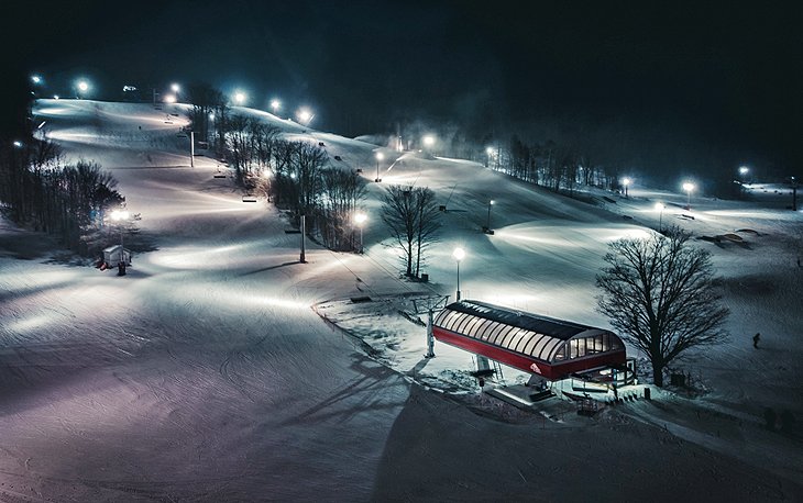 在马蹄度假村夜间滑雪