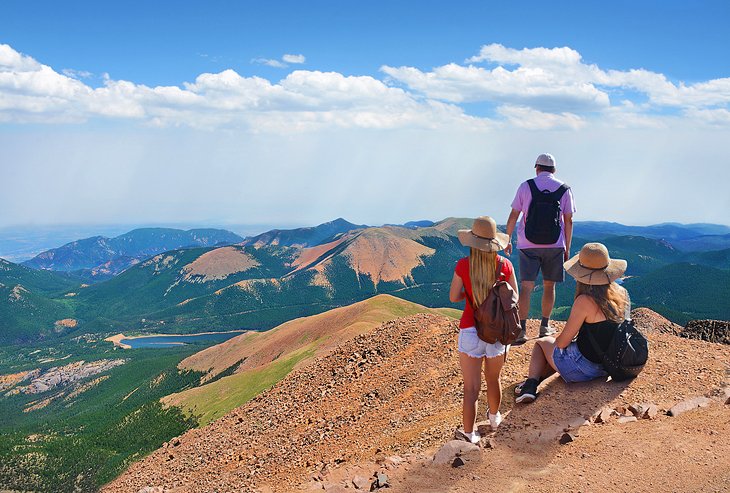 徒步旅行者在派克山顶欣赏风景