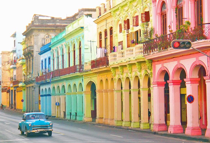 丰富多彩的建筑和老哈瓦那的老爷车