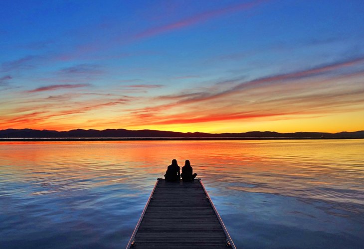 一对夫妇在尚普兰湖欣赏日落