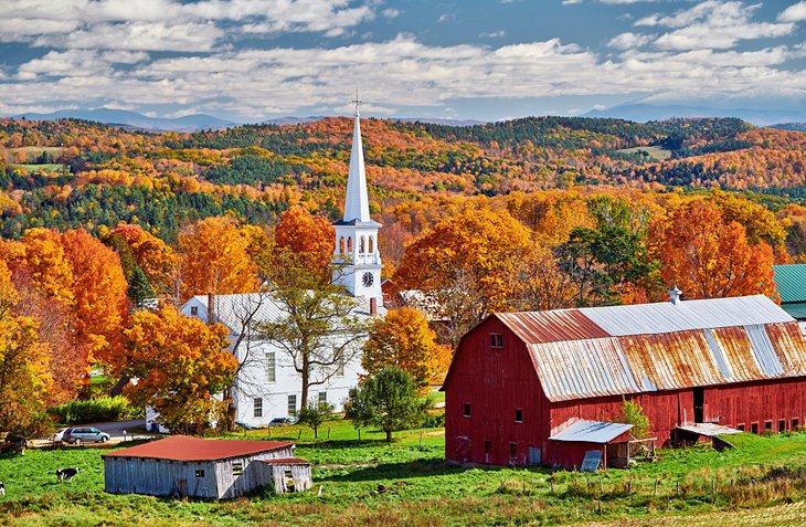 佛蒙特州皮查姆的教堂和农场，秋天的色彩